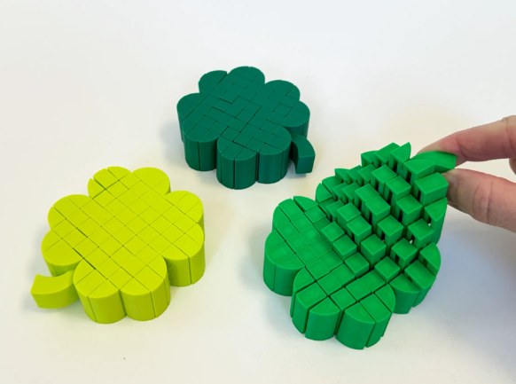 Pixel 4-leaf clover decompression toy