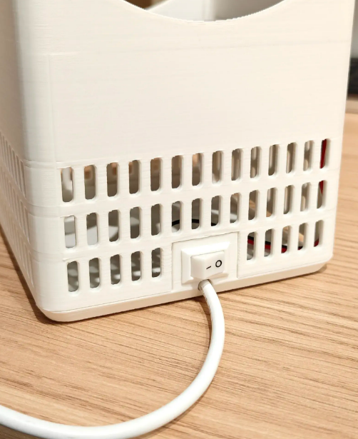 Desktop bladeless fan