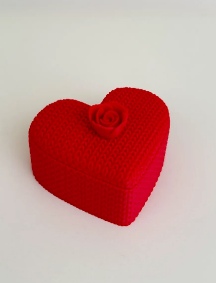 Heart-shaped rose knitted jewelry box